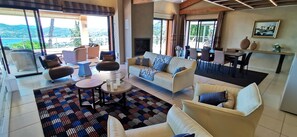 Télévision, lecteur de DVD, chaîne hi-fi