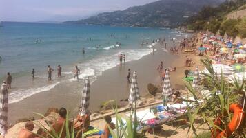 Una spiaggia nelle vicinanze
