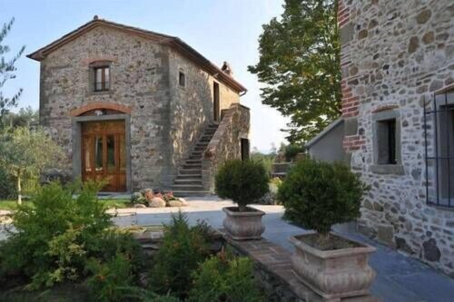 Apartment in the heart of a beautiful property in the Tuscan countryside.