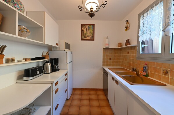 Fridge, microwave, oven, stovetop - Duplex, near the city center, on the left port exit (Port-Vendres)