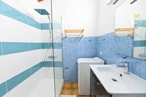 Shower, hair dryer - Duplex, near the city center, on the left port exit (Port-Vendres)