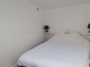 2 室のベッドルーム、アイロン / アイロン台、WiFi、ベッドシーツ