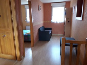 4 bedrooms, desk, iron/ironing board, travel cot