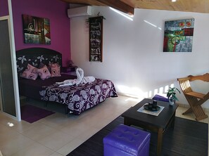 2 chambres, coffres-forts dans les chambres, fer et planche à repasser