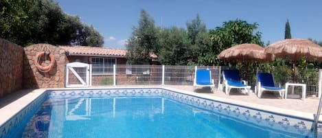 Alberca al aire libre y alberca climatizada