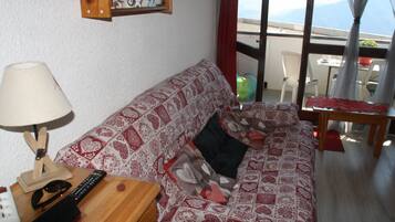 Televisión, reproductor de DVD, estéreo