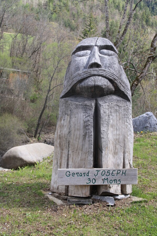 Una escultura de madera con una placa que dice 'Gerard Joseph 30 Mns'.