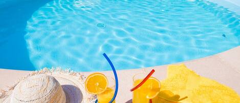 Een binnenzwembad en een verwarmd zwembad