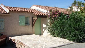 A house with a tiled roof, a green door, and a stone-paved entrance. - Bastidon - Panoramic sea view - Quiet - Beach-300m - Air-conditioning - Private pk (Saint-Raphaël)