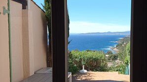 A balcony with a view of the sea and distant mountains. - Bastidon - Panoramic sea view - Quiet - Beach-300m - Air-conditioning - Private pk (Saint-Raphaël)