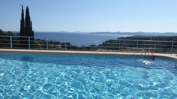 A clear swimming pool with a view of the sea and distant mountains. - Bastidon - Panoramic sea view - Quiet - Beach-300m - Air-conditioning - Private pk (Saint-Raphaël)