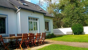 Outdoor dining - 5 minutes from the beach HOUSE VERY COMFORTABLE LARGE GARDEN - MANY SERVICES (Barneville-Carteret)