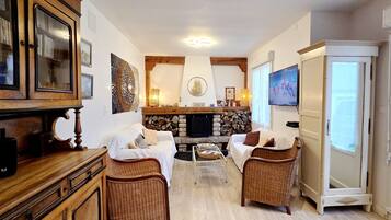 Smart-TV, peis, DVD-spiller og bordtennis