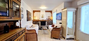 Smart-tv, eldstad, dvd-spelare och ett bordtennisbord