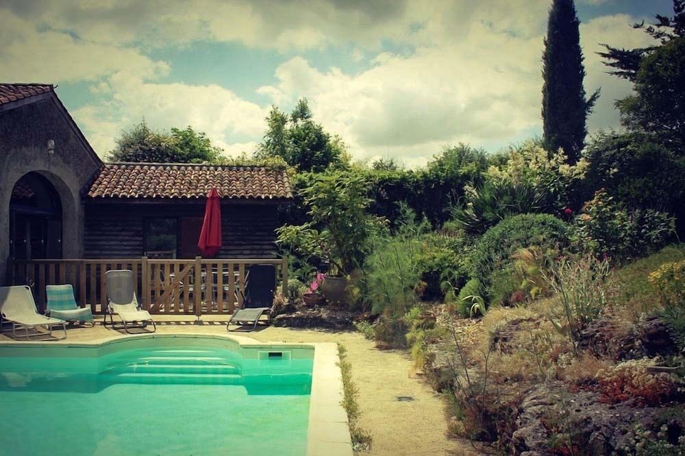 At the heart of a vineyard of Layon, gite awarded 3 epis, with a pool