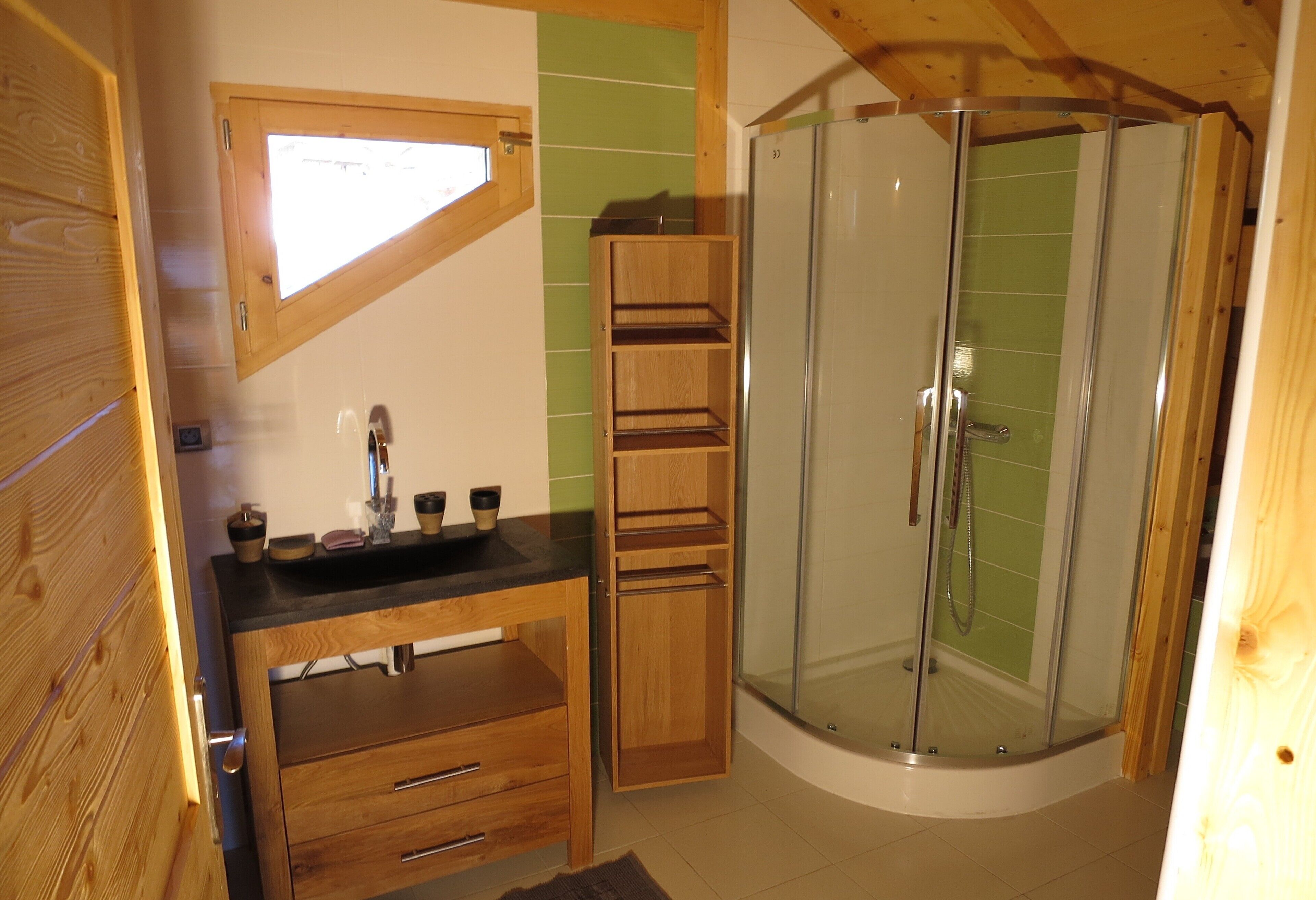 Combined shower/bathtub