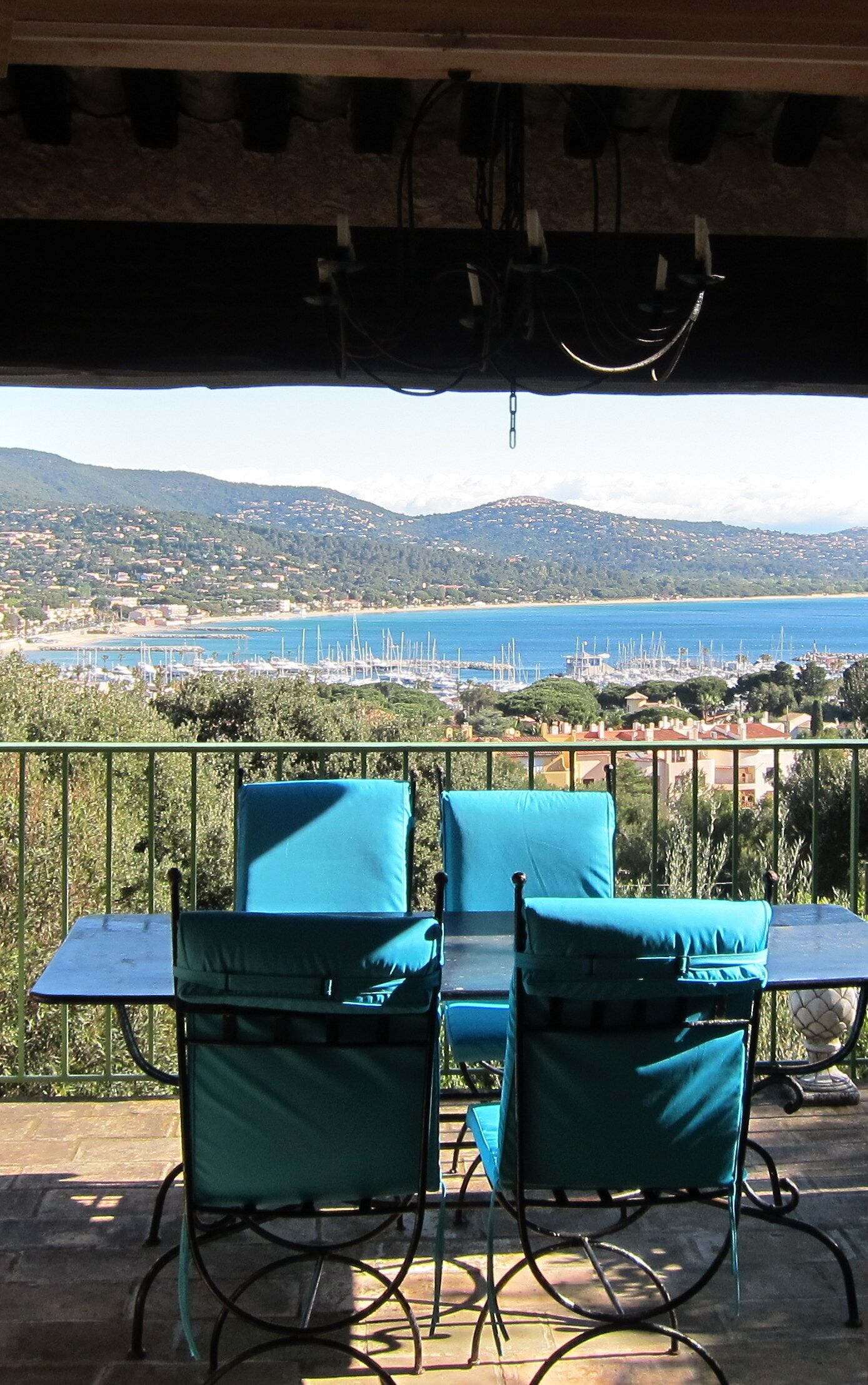 SPLENDID SEA VIEW FOR THIS CHARMING HOUSE NEAR SAINT TROPEZ