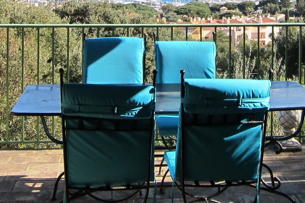 SPLENDID SEA VIEW FOR THIS CHARMING HOUSE NEAR SAINT TROPEZ