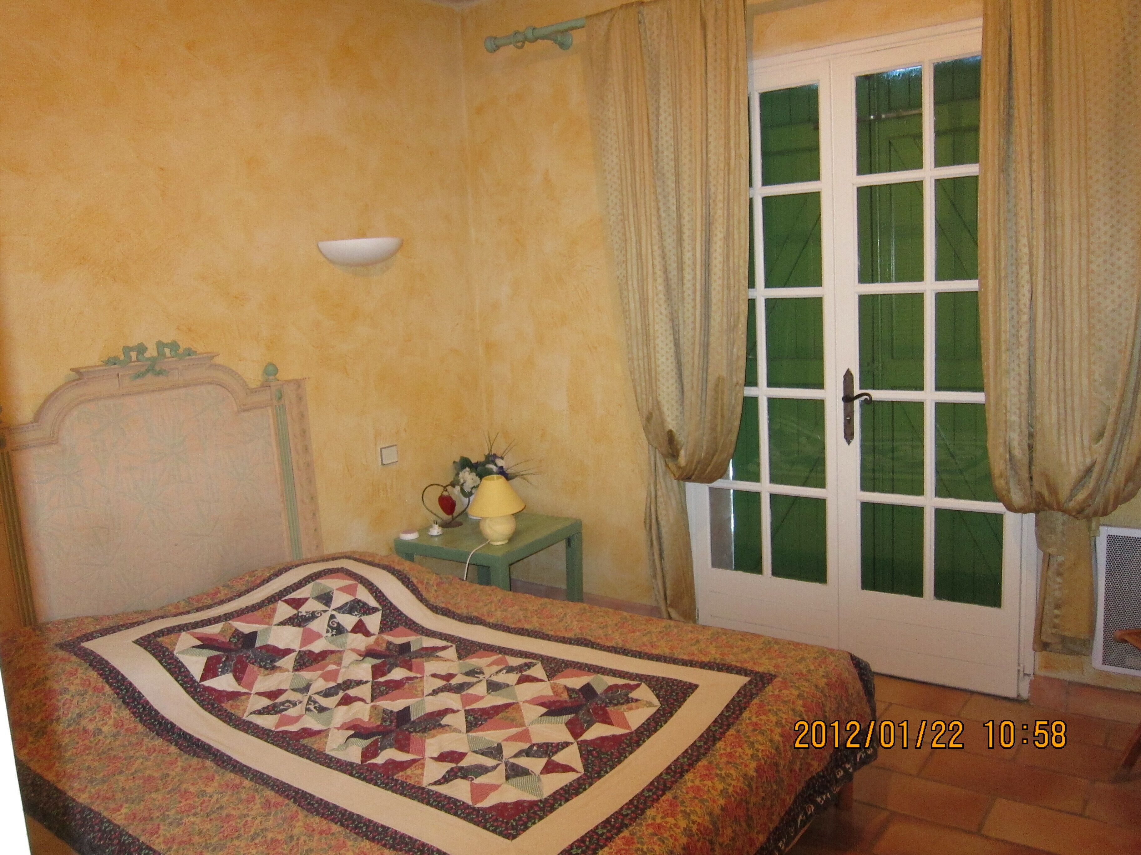 SPLENDID SEA VIEW FOR THIS CHARMING HOUSE NEAR SAINT TROPEZ