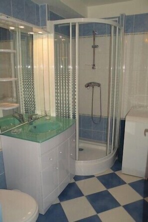 Douche, sèche-cheveux, serviettes fournies