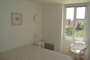 1 chambre, fer et planche à repasser, lit parapluie