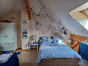 4 Schlafzimmer, Schreibtisch, Bügeleisen/Bügelbrett, Reisekinderbett