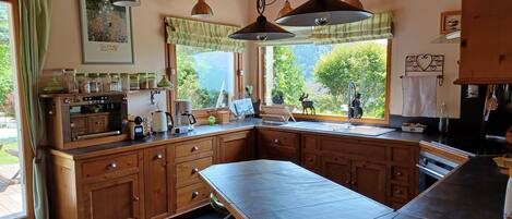 ثلاجة، ميكروويف، فرن، موقد طهي مسطح