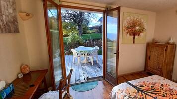 4 bedrooms, desk, iron/ironing board, travel crib