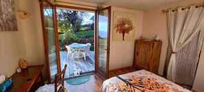 4 bedrooms, desk, iron/ironing board, travel cot