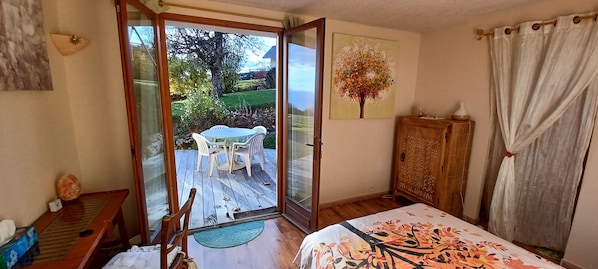 4 bedrooms, desk, iron/ironing board, travel cot