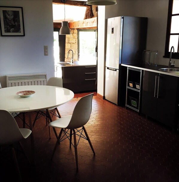 A compact kitchen with a dining table, chairs, a refrigerator, and a sink. - Superb villa Varoise entirely renovated (Le Thoronet)