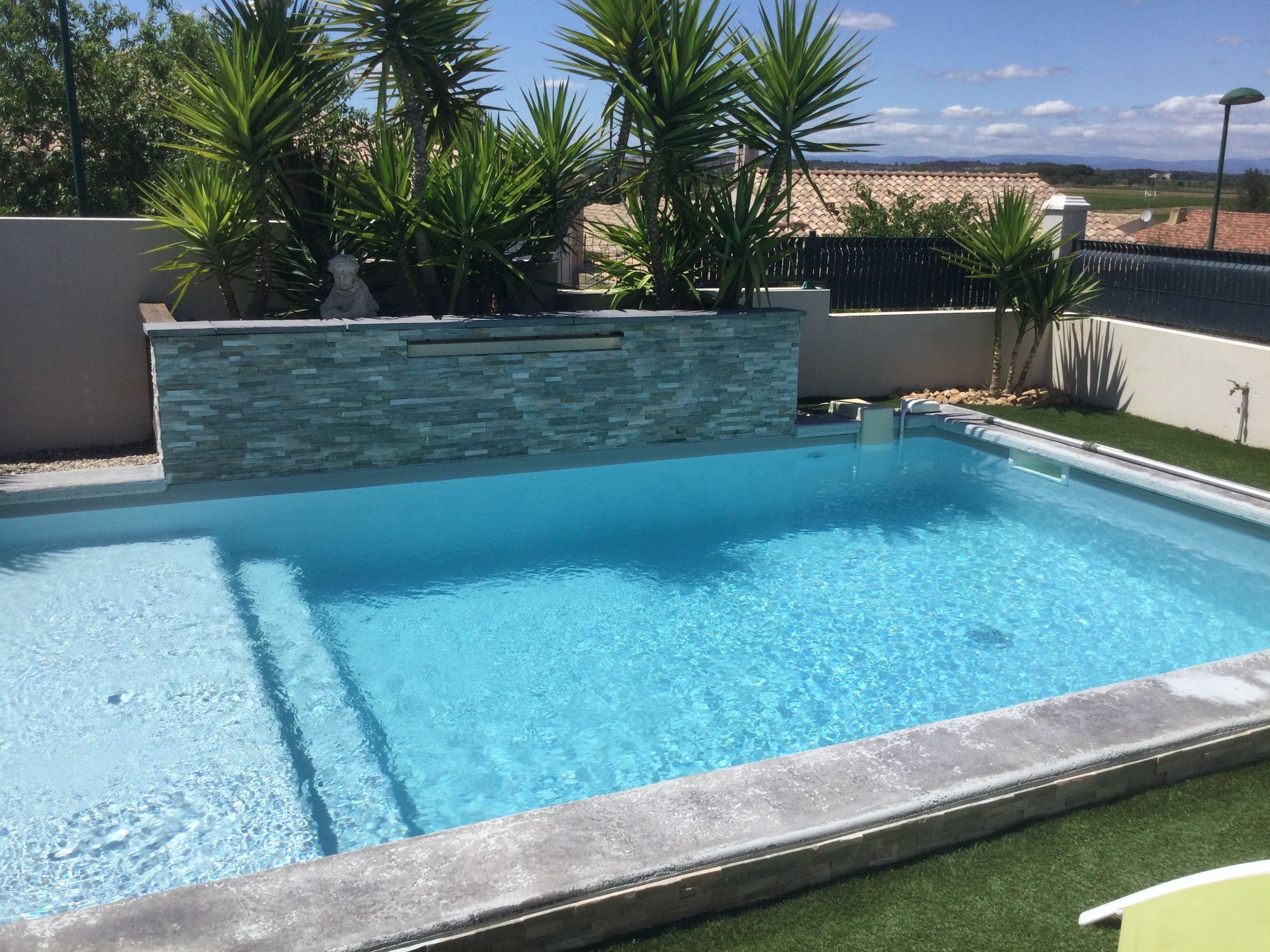 Utendørsbasseng og et oppvarmet basseng