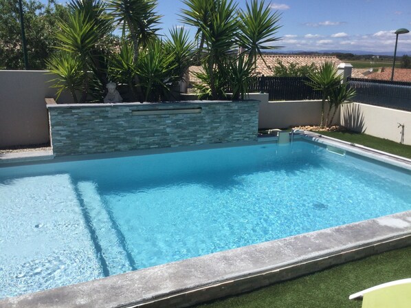 Outdoor pool, a heated pool - Magnificent, comfortable villa "La Douceur de Vénus", 10 minutes from the beach (Vendres)