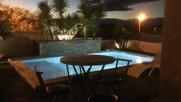 Een buitenzwembad en een verwarmd zwembad