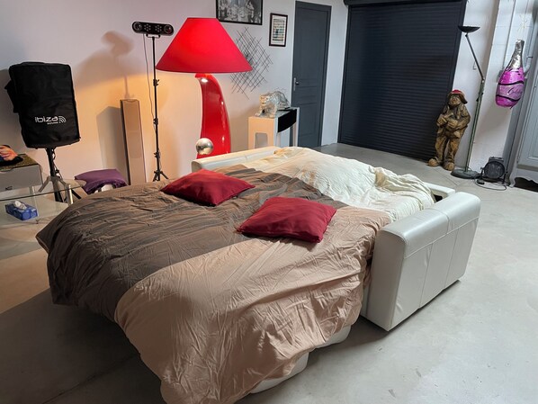 A bedroom with a bed, red lamps, and a statue. - The Magnificent "La Douceur de Vénus" Villa (Vendres)