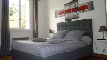 4 室のベッドルーム、アイロン / アイロン台、旅行用ベビーベッド、WiFi (無料)