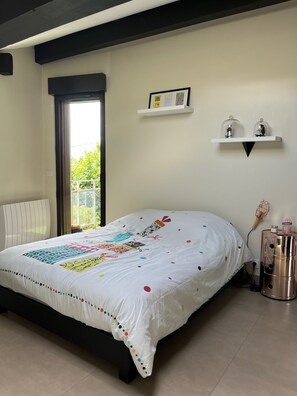 4 عدّة غرف نوم ومكتب ومكواة/لوح كي وسرير سفر