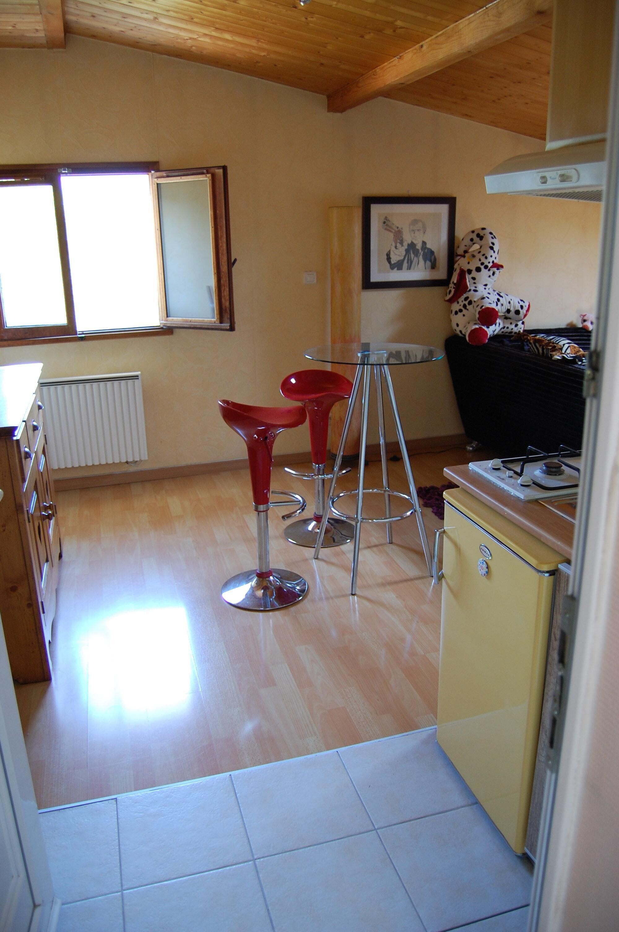 Cute Studio on the 4th and last floor in a QUIET area near Lake ANNECY