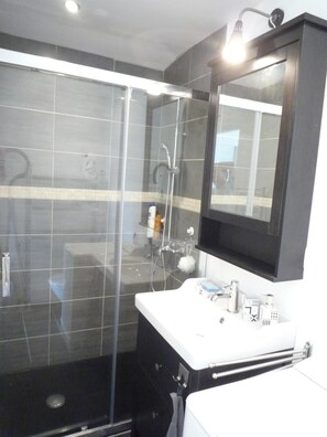 Regadera, jabón, papel de baño 