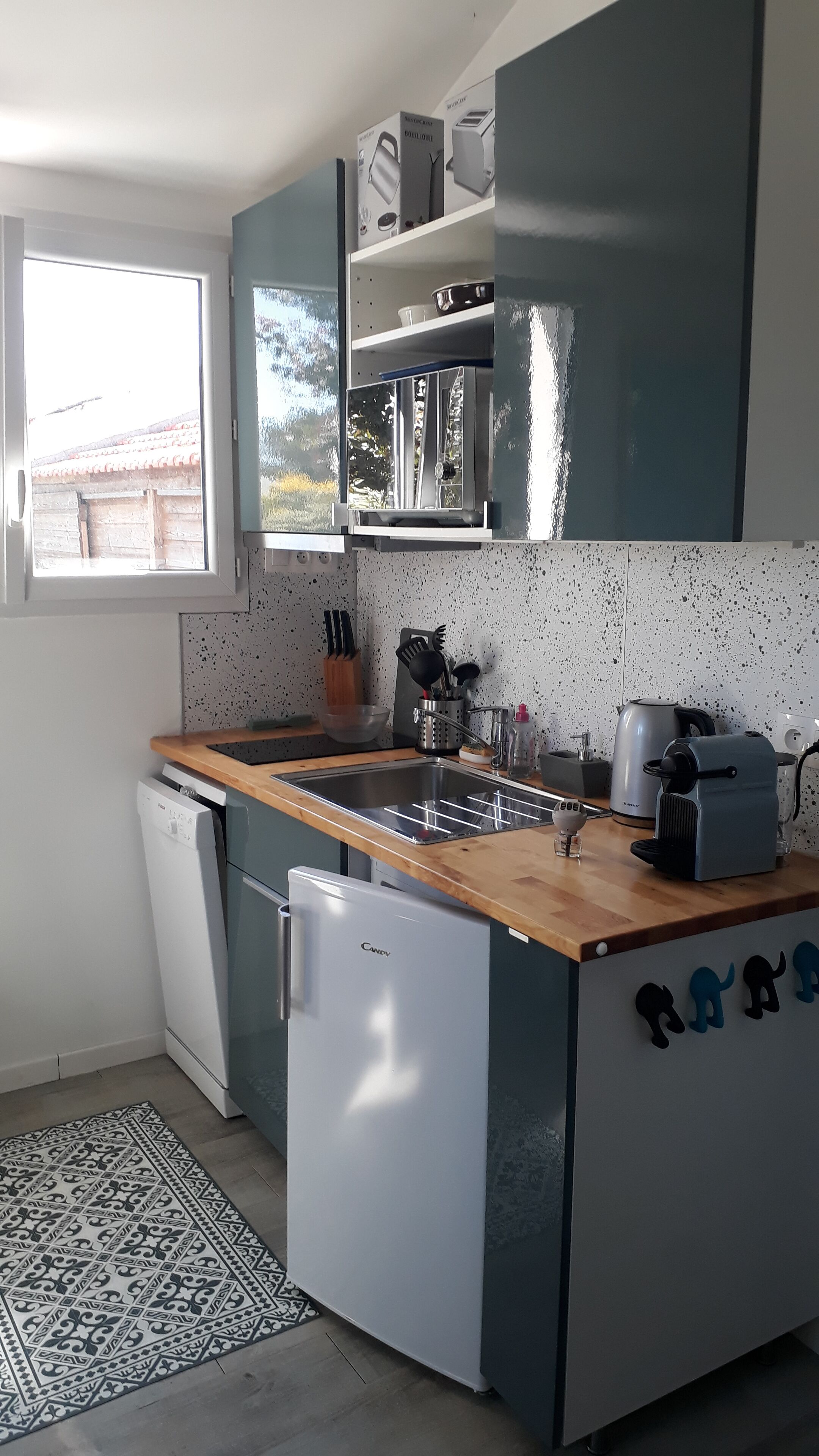 Réfrigérateur, micro-ondes, four, plaque de cuisson