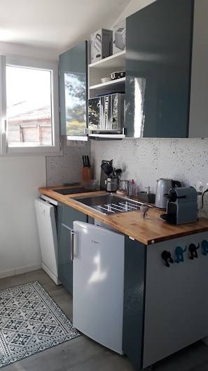 Een koelkast, een magnetron, een oven, een kookplaat