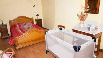 3 makuuhuonetta, silitysrauta/-lauta, vauvan matkasänky, Wi-Fi