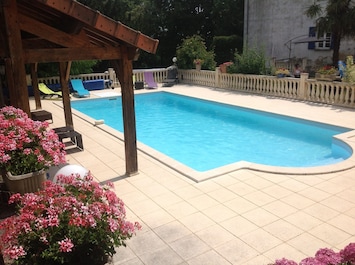 Piscine maintenant avec merveilleuse abri de prolonger notre plaisir de la baignade.