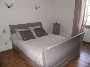 2 bedrooms, iron/ironing board, travel cot, Internet