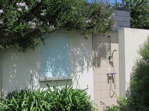 Property grounds - Sunny family home, 900m. from beach, equipped garden with a shower, WIFI HD, TV (Plurien)