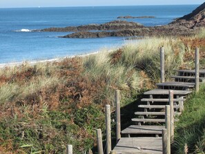 On the beach - Sunny family home, 900m. from beach, equipped garden with a shower, WIFI HD, TV (Plurien)