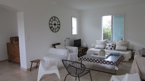 Smart TV, fireplace, DVD player, books - Sunny family home, 900m. from beach, equipped garden with a shower, WIFI HD, TV (Plurien)