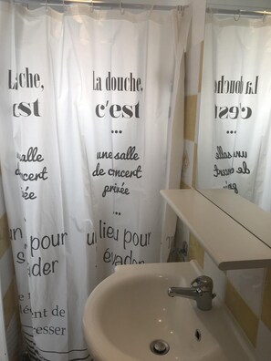 Shower - ---- lodging The Seagulls --- (Le Perrier)