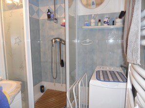 Shower, hair dryer - Classified 2** T2 + cabin apartment facing the sea - Miramar beach - private parking (La Londe-Les-Maures)