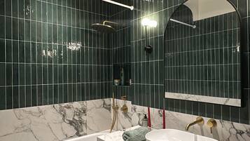 Ensemble douche/baignoire, sĂšche-cheveux, serviettes fournies, savon